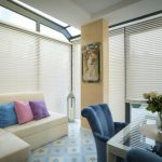 Trendy wnętrzarskie w 2022 roku – jak wpisują się w nie osłony okienne?