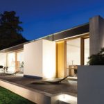 Przestrzeń w świetle – czym kierować się przy wyborze lamp zewnętrznych