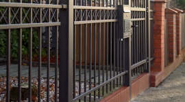 Klasyczna elegancja – Nowoczesne Ogrodzenie Frontowe Jantar