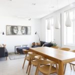 Minimalizm w kolorach bieli, drewna i szarości