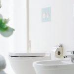 W jasnych barwach – 3 odcienie łazienki