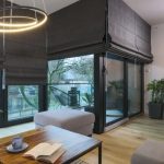 Uniwersalne szarości – aranżacja pokoju dziennego z roletami rzymskimi