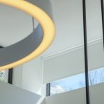 Czy rolety wewnętrzne materiałowe dopasują się do każdego kształtu okien?